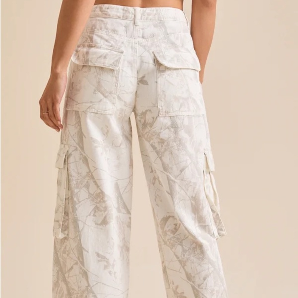 NEW! Altar'd State Cream Cargo Pants | Size M | NWT - Picture 3 of 5